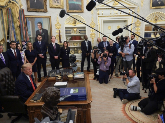 Éktelen haragra gerjedt Donald Trump, kitiltotta a CNN-t és a Politicót is a Fehér Házból