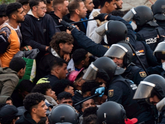 Káoszba fulladt a migránsok áthelyezése Ceutában, figyelmeztető lövések dördültek