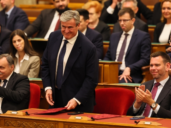 Többéves Skodával járnak a kormány tagjai - ennyit keresnek a  miniszterek, államtitkárok