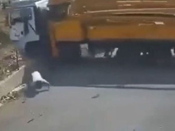 Kiugrott a teherautóból, mielőtt az a szakadékba zuhant volna + videó