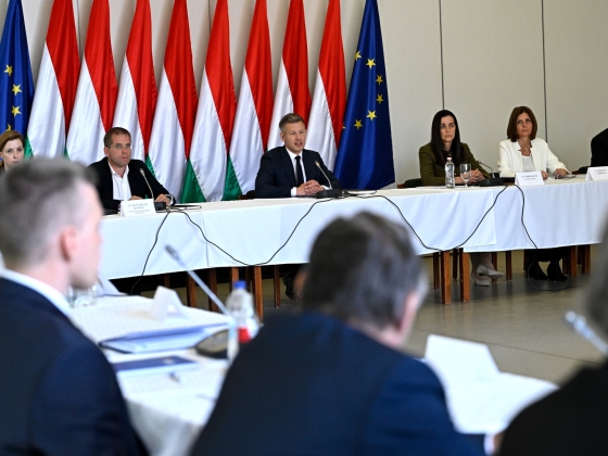 Kiderült, mennyit keres Magyar Péter és a kormánytagjai, megjött a leharcolt Skodák kora