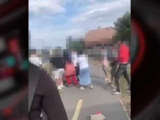 „Nekirohantak és legyilkolták” – két iskolás lányt vert meg négy nő egy nyírmihálydi buszmegállóban