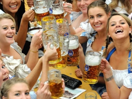 Hatalmas korsók, bajor ruhák és féktelen buli – látványos képeken az Oktoberfest