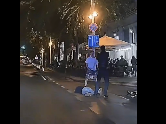 Videóra vették, ahogy valaki bármi konfliktus nélkül eszméletlenre ver egy férfit a Vígszínházzal szembeni zebrán, de van valami nagyon furcsa a videóban