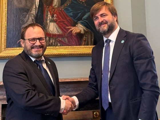 Kármán András Dublinban is csak az Orbán-kormányra gondol: „Vége az elszigetelődésnek, Magyarország visszatért Európába” – üzente a pénzügyminiszter