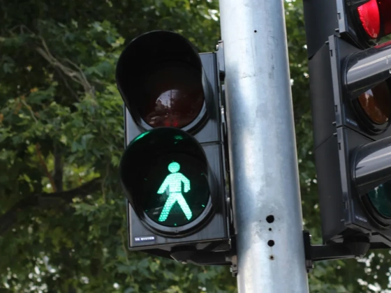 Hadat üzentek a jelzőlámpáknak a nyugdíjasok: azt állítják, halálos fegyverek vannak bennük elrejtve
