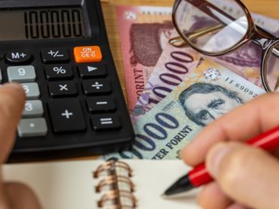 Több mint 2 millió jutna fejenként, mégsem ennyit látunk a pénztárcánkban