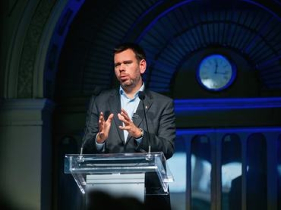 Meglepő név került Vitézy Dávid mellé a közlekedésben