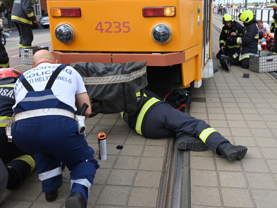 Meghalt a Bukarestbe szállított 6 éves kisfiú, akit a villamos gázolt el a Batthyány téren