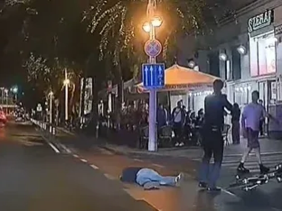 Ájultra vertek egy férfit péntek éjszaka a Vígszínházzal szembeni zebrán, egy rendőr azonnal fegyvert rántott
