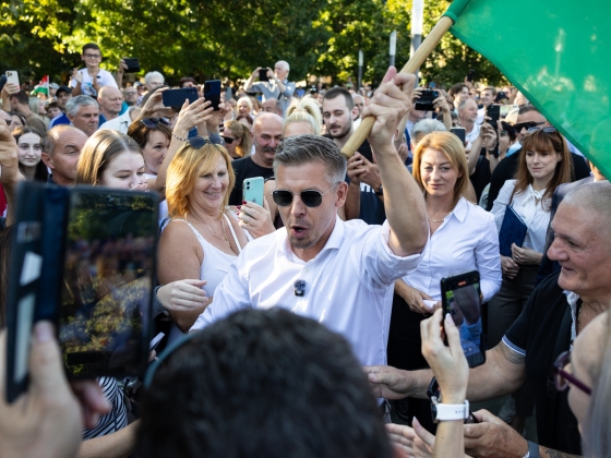 Mészáros Lőrincen és Várkonyi Andreán poénkodva beszélt Magyar a vagyonvisszaszerzésről Pécsen