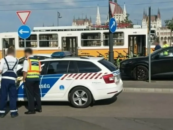 Szívszorító hír érkezett: meghalt a 6 éves kisfiú, akit villamos gázolt el a Batthyány téren