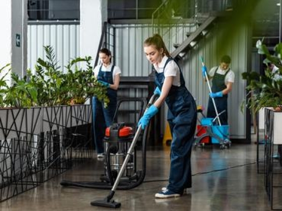 Naponta megteszik a Föld és a Hold közötti távolságot a magyarországi takarítók