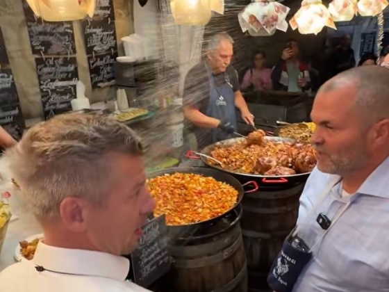 Magyar Péter nem mindenkinek jött be a Szekszárdi Szüreti Napokon: egy férfi borral locsolta le a miniszterelnököt a tömegben