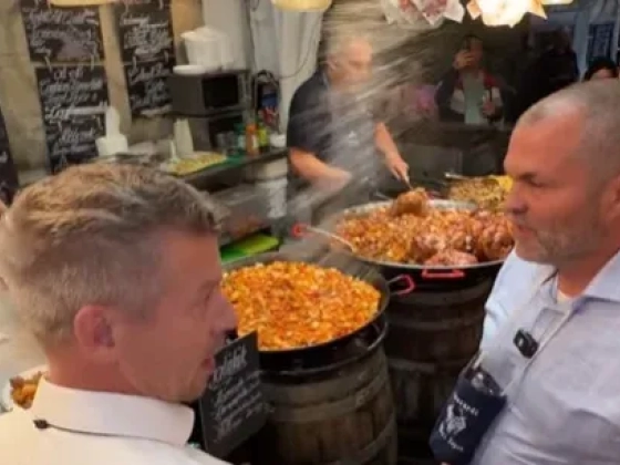 Lelocsolták Magyar Pétert Szekszárdon, a miniszterelnök bukott orbáni harcosnak nevezte az őt leöntő férfit