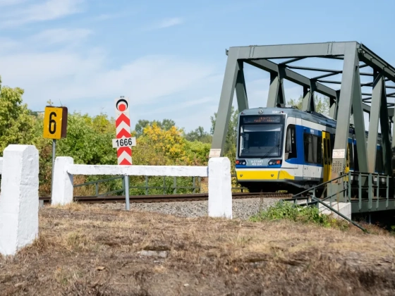 Megrepedt az algyői vasúti híd szerkezeti eleme, 100 km/óra helyett csak 60-nal jár a tram-train