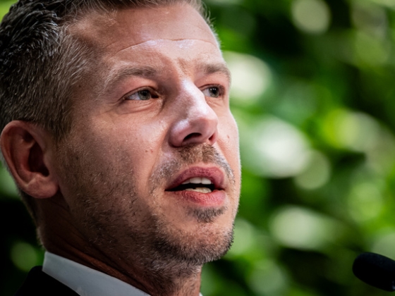 Borral öntötte le Magyar Pétert egy férfi Szekszárdon, videón az incidens