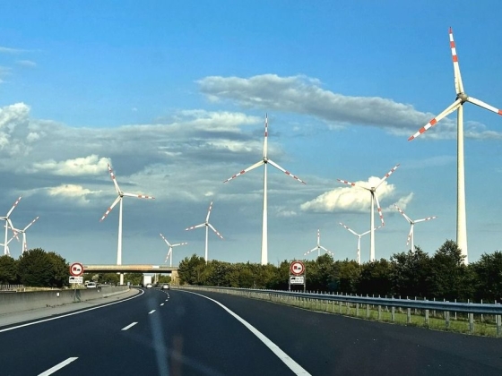 Hiába támadják, nem a szélenergia ellen van az energiajogász – elmagyarázta, valójában mi a baja a pályázattal: „Nem így, nem ott, nem ennyi és nem ezekkel.”