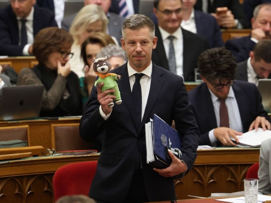 Nem mindenki örült Magyar Péternek Szekszárdon, borral öntötték le a kormányfőt + videó