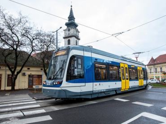 Megrepedt az algyői vasúti híd, lassabban jár a tram-train