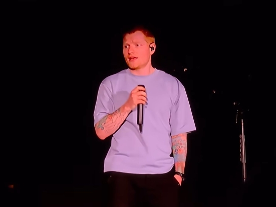 Egyedül állt ki a színpadra Ed Sheeran, és elcsukló hangon mondta el, mit gondol Izraelről és Gázáról