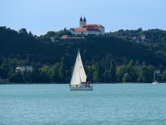 Kritikusan alacsony a Balaton vízállása: figyelmeztették a vitorlások tulajdonosait