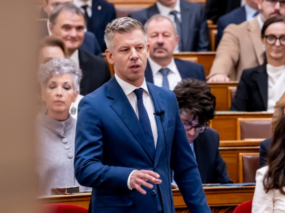 Magyar Péter gumicsizmás képpel üzent