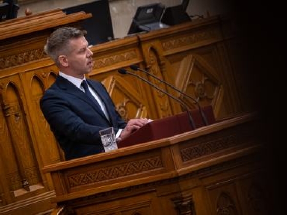 Magyar Péter iskolai éveiről egyeztetett rejtjelezve a minisztérium és az ellenzéki politikus