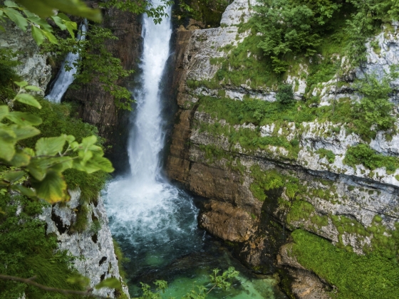 Lezuhant és meghalt egy férfi, aki szakadékba esett gyereke után indult Bohinj közelében