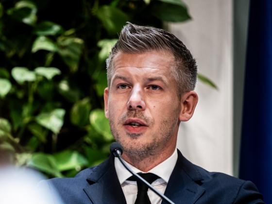 Hazaárulónak nevezték Magyar Pétert Pécsen