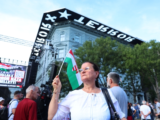 Elkezdődött a tüntetés a Terror Háza előtt: Nagy Feró előre elárulta, mire készülnek – fotók