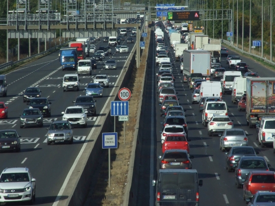Teljes pályazár az M7-es autópályán a Balaton felé, Velencénél