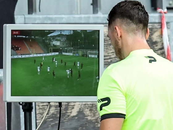 Egyre nagyobb botrányokat okoz a VAR – magyar játékvezető árulta el, miért hibázik a videóbíró