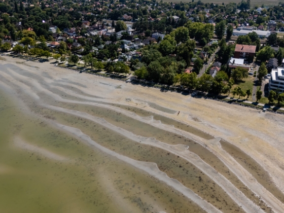 Folyamatosan apad a Balaton, már csak centikre van a valaha mért legalacsonyabb vízszint