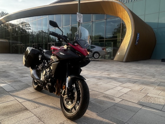 Adnál egy ezres motort kezdő kezébe? Honda CB1000GT teszt