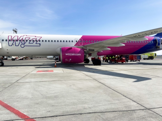 Békának és apácának öltözött részeg magyar fiatalok okoztak botrányt a WizzAir járatán – Rendőröket hívtak rájuk – fotók