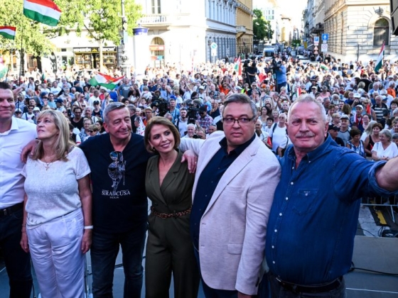 „Azok akarják eltüntetni a Terror Házát, akik soha nem voltak ellenzékben!” – képeken Bayer Zsolték tüntetése