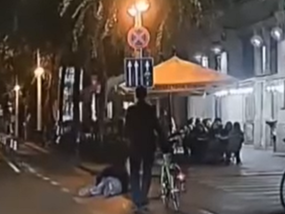 Szabadlábon védekezhet a 21 éves angol férfi, aki péntek este vert ájultra egy járókelőt Budapesten