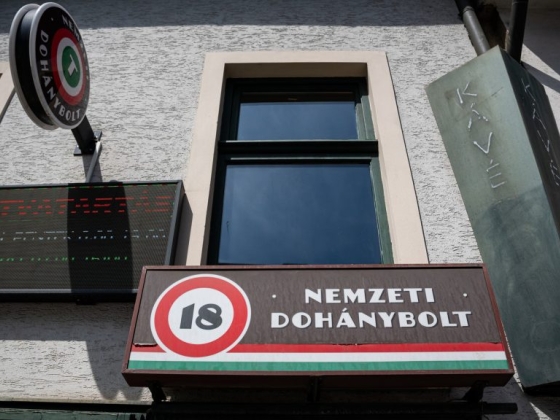 Korlátozhatnák a trafikok éjszakai nyitvatartását az önkormányzatok: megszűnhet a dohánybolti kocsmaturizmus