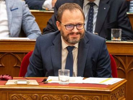 Kármán András visszaszólt Orbánnak: nem megy falnak a magyar gazdaság, sőt
