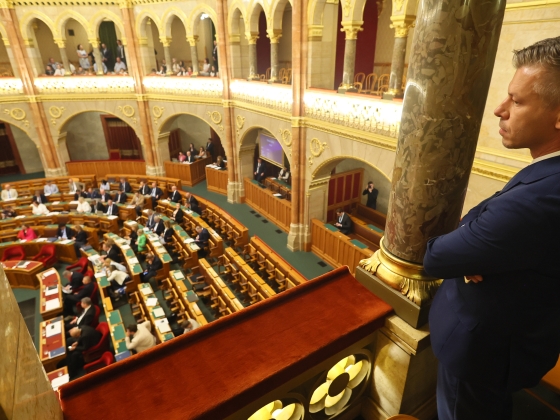 Új fideszes képviselő érkezik a parlamentbe, fontos törvénymódosítások, Magyar Péter napirend előtti felszólalása - így indul ma az Országgyűlés