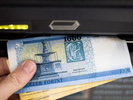 Kapaszkodik a forint, újra 364 alatt az euró