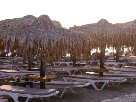 Idős emberek estek egymásnak egy napágy miatt a görög strandon, egy 82 éves férfi meghalt